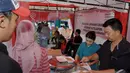Posko relawan ini juga memberikan pelayanan berupa makanan gratis kepada kepada petugas dan awak media yang terlibat dalam pencarian pesawat AirAsia QZ8501, Pangkalan Bun Kalimantan Tengah, Kamis (8/1/2015). (Liputan6.com/Andrian M Tunay)