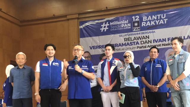 Ketua Umum PAN Zulkifli Hasan bersama Verrell Bramasta, Ivan Fadilla, hingga Stefan William di Cikampek, Karawang, Jumat, (29/9/2023).