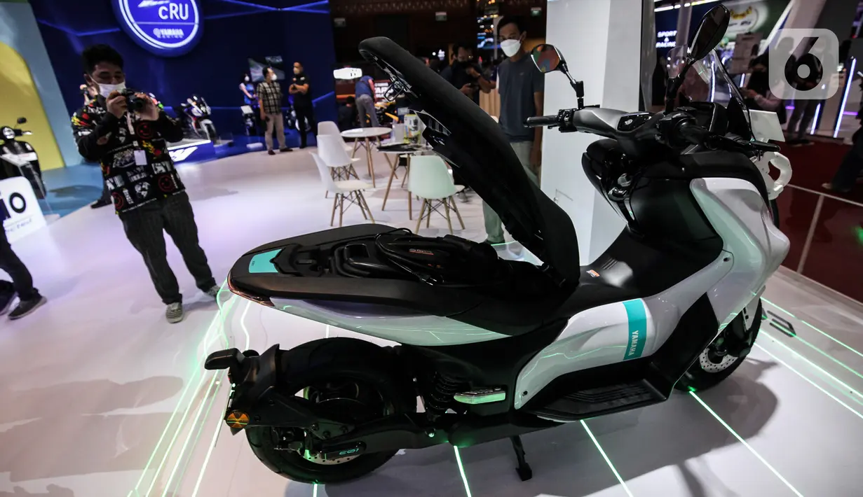 Sepeda motor listrik dipamerkan pada pembukaan Indonesia Motorcycle Show (IMOS) 2022 di Jakarta Convention Center (JCC), Jakarta, Rabu (2/11/2022). IMOS 2022 memamerkan produk dan teknologi terkini industri sepeda motor Indonesia serta berbagai perlengkapan otomotif lainnya. (Liputan6.com/Johan Tallo)