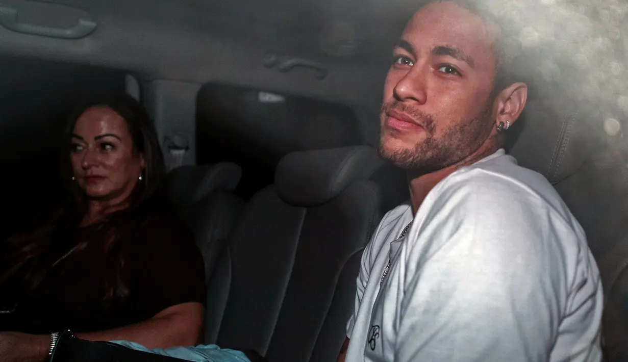 Neymar ditemani Ibunya, Nadine Goncalves Da Silva saat tiba di Mater Dei Hospital, Belo Horizonte, Brasil, (2/3/2018). Neymar mengalami retak pada tulang metatarsal saat memperkuat PSG melawan Olympique Marseille. (AFP/Nelson Almeida)