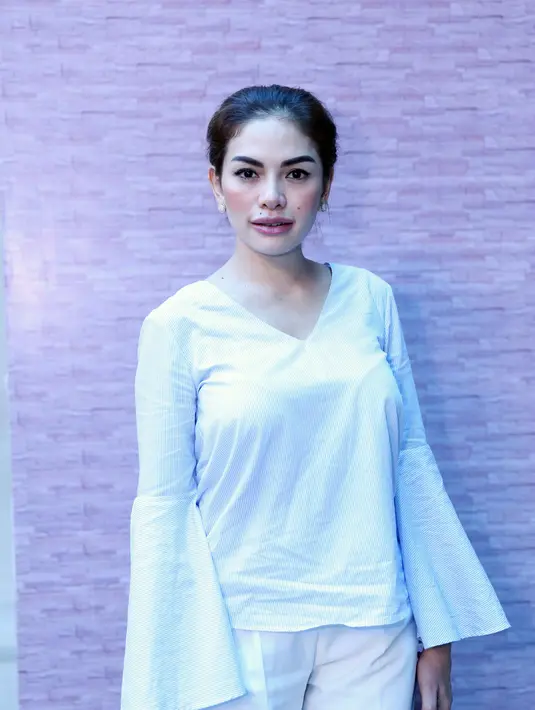 "Terus harus moto salah satu brand yang emang gue brand ambassadornya. Terus karena di luar negeri ini. Gua pake BH aja juga orang bodo amat, jadi ya udah cuek aja gitu," jelasnya. (Nurwahyunan/Bintang.com)