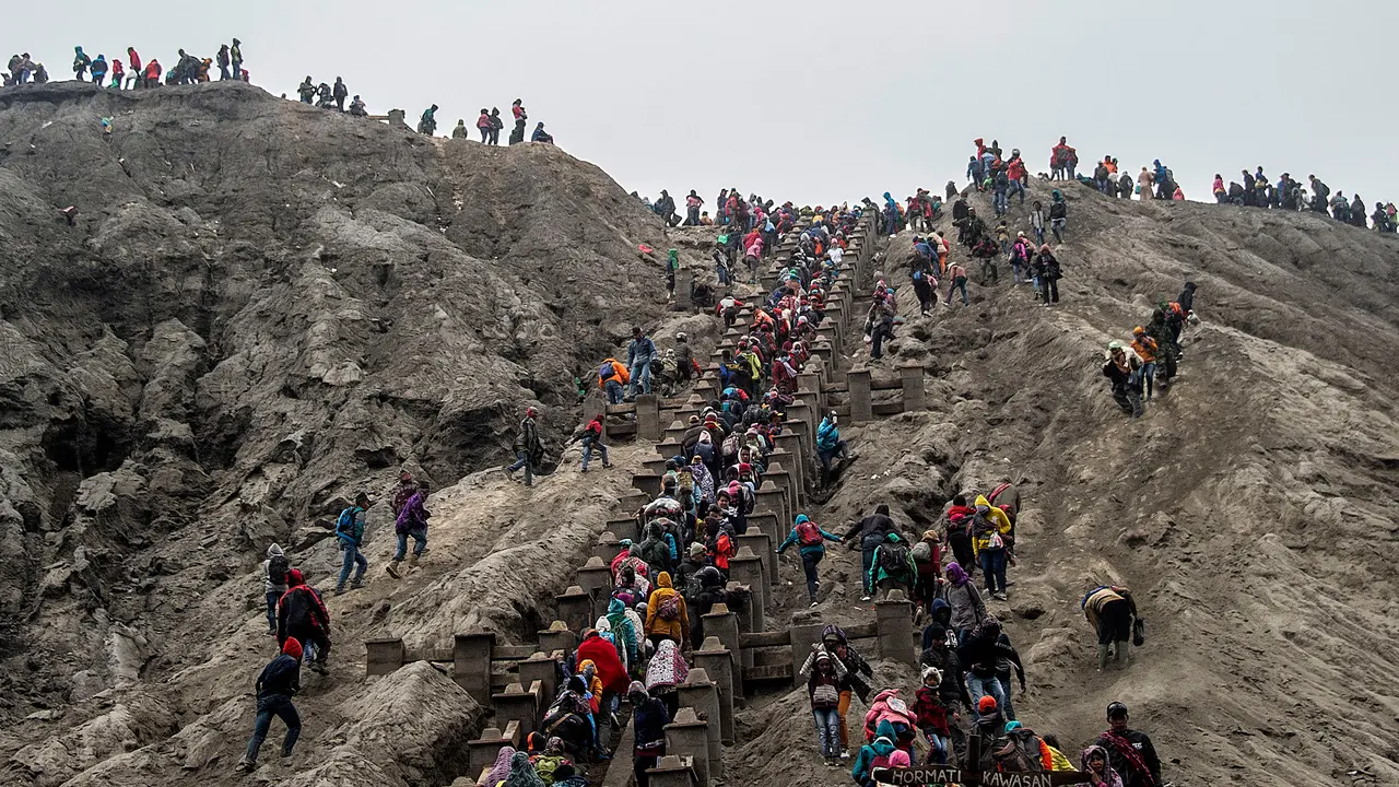 Yadnya Kasada, Ritual Melarung Sajen ke Kawah Gunung Bromo