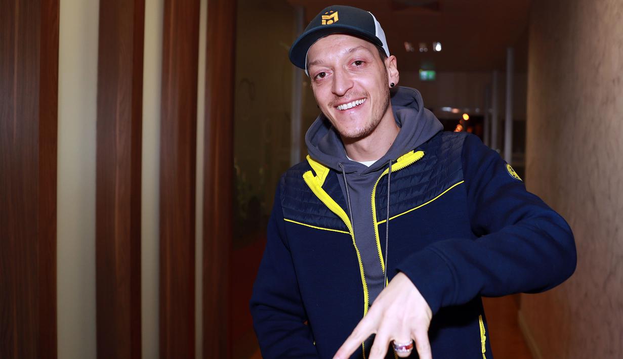 Foto Merapat Ke Fenerbahce Mesut Ozil Tebar Senyum Di Bandara Turki Bola Liputan6 Com