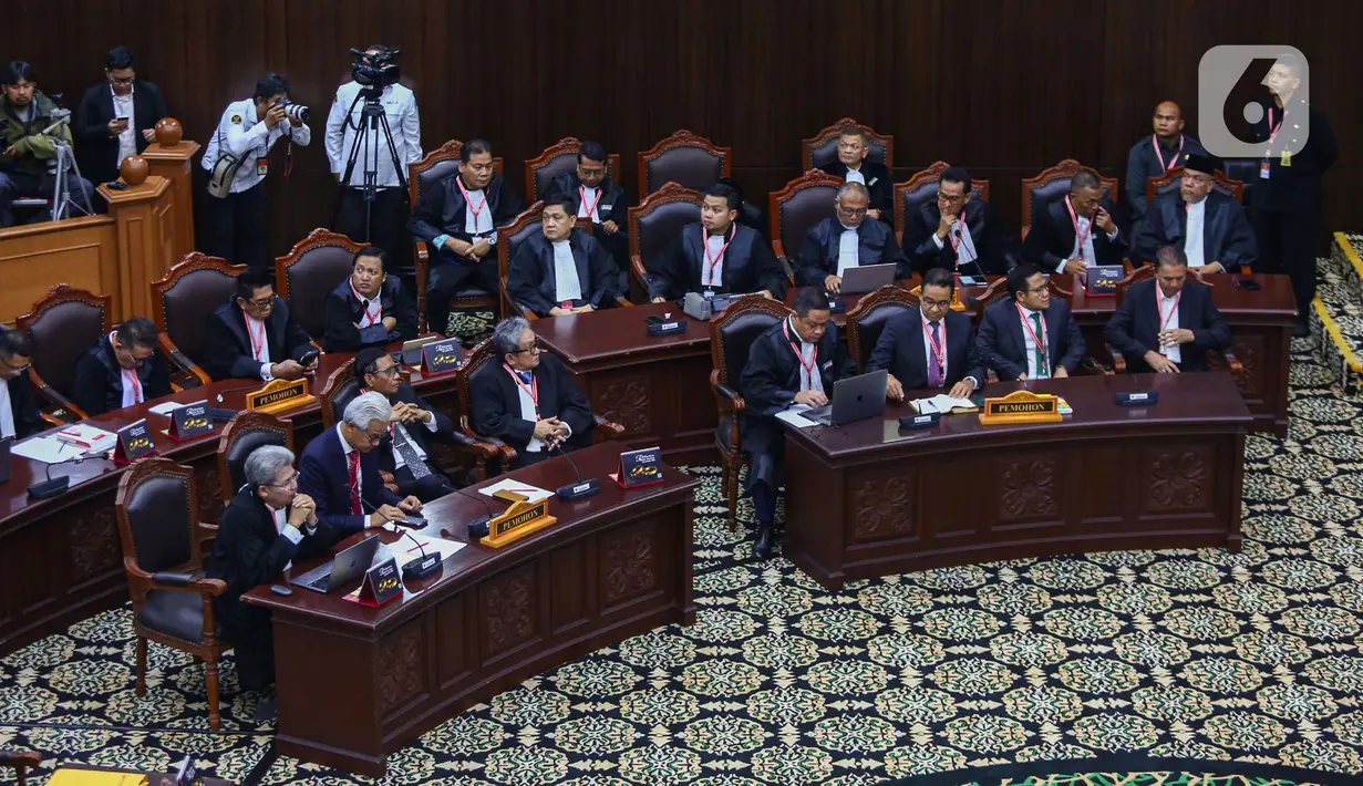 Pertama adalah pasangan AMIN dan Ganjar-Mahfud selaku pihak pemohon. Kemudian KPU selaku pihak termohon, dan Prabowo-Gibran selaku pihak terkait. (Liputan6.com/Angga Yuniar)