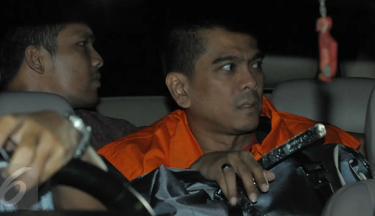 Ketua Komisi D DPRD DKI Jakarta dari partai Gerindra M Sanusi (kanan) saat masuk dalam mobil tahanan usai di periksa sebagai tersangka di KPK, Sabtu, dini hari (2/4). (Liputan6.com/Helmi Afandi)