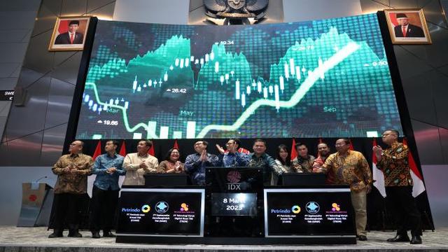 Pencatatan saham PT Saptausaha Gemilangindah Tbk (SAGE), PT Teknologi Karya Digital Nusa Tbk (TRON), dan PT Petrindo Jaya Kreasi Tbk (CUAN), Rabu (8/3/2023). (Foto: BEI)