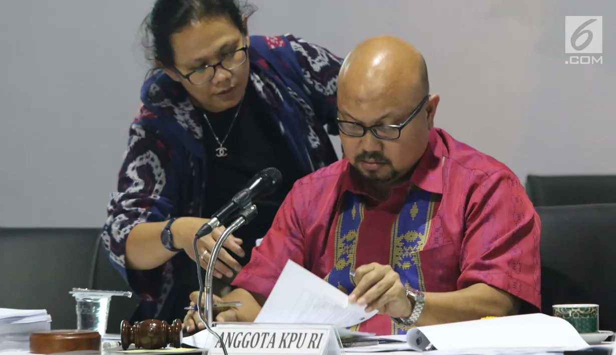 Komisioner KPU RI, Ilham Saputra (kanan) memeriksa dokumen saat rapat Rekapitulasi Hasil Penghitungan Perolehan Suara Tingkat Nasional dan Penetapan Hasil Pemilihan Umum 2019, Jakarta, Rabu (7/5/2019). Rapat membahas dan menetapkan hasil perolehan suara dari PPLN. (Liputan6.com/Helmi Fithriansyah)