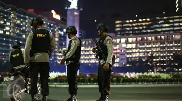 Sejumlah petugas bersenjata lengkap berjaga-jaga dikawasan Bunderan HI, Jakarta, Selasa (6/7). Perketat pengamana tersebut dilakukan untuk mengantisipasi pasca bom bunuh diri di halaman Mapolres Solo.(Liputan6.com/Faizal Fanani)