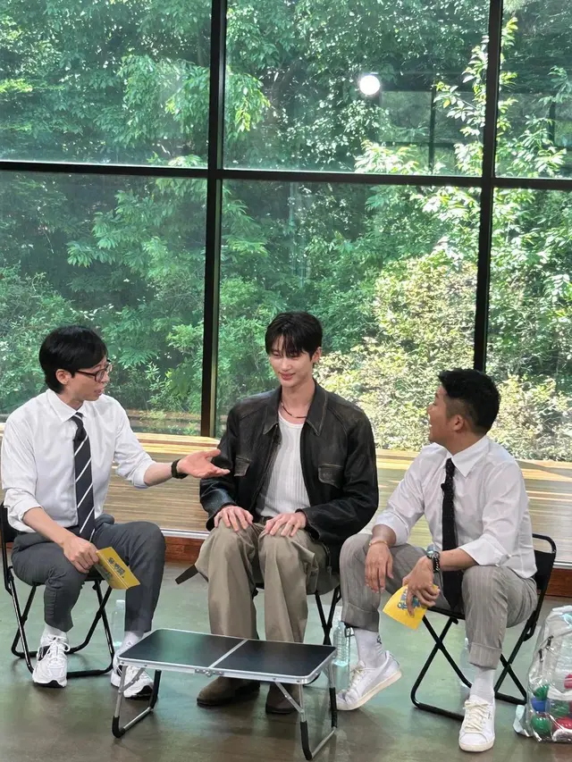 Byeon Woo Seok dalam You Quiz on the Block. (Instagram/ byeonwooseok)