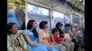 Sebuah rangkaian KRL Commuter Line didekorasi bertema film Cinderella. Tokoh dongeng Cinderella duduk bersama para penumpang Commuter Line Jakarta - Bogor, Jakarta, Sabtu (14/02/2015). (Liputan6.com/Andrian M Tunay)