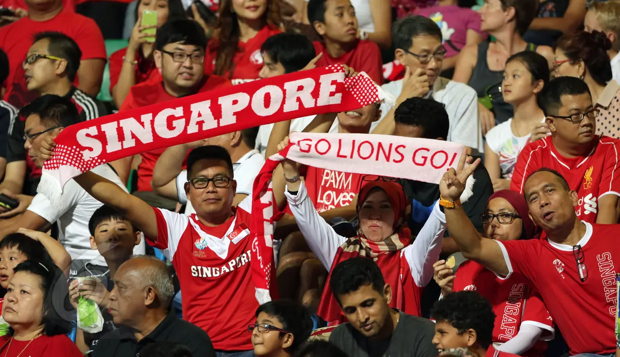 Beberapa suporter membentang syal saat menyaksikan laga timnas Singapura U-23 melawan Filipina di penyisihan grup A Sea Games 2015 di Stadion Jalan Besar, Singapura, Senin (1/6/2015). Singapura unggul 1-0. (Liputan6.com/Helmi Fithriansyah)