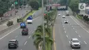 Kendaraan melintasi ruas jalan tol di Jakarta, Minggu (10/5/2020). Kepala Badan Pengatur Jalan Tol Danang Parikesit mengatakan, penurunan lalu lintas harian rata-rata (LHR) kendaraan jalan tol selama PSBB di DKI, Jawa Barat dan Banten berkisar 42 persen - 60 persen. (Liputan6.com/Immanuel Antonius)