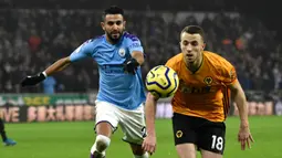 Pemain Manchester City Riyad Mahrez (kiri) berebut bola dengan pemain Wolverhampton Wanderers Diogo Jota pada pertandingan Liga Inggris di Molineux Stadium, Wolverhampton, Inggris, Jumat (27/12/2019). Wolverhampton Wanderers menang 3-2. (AP Photo/Rui Vieira)