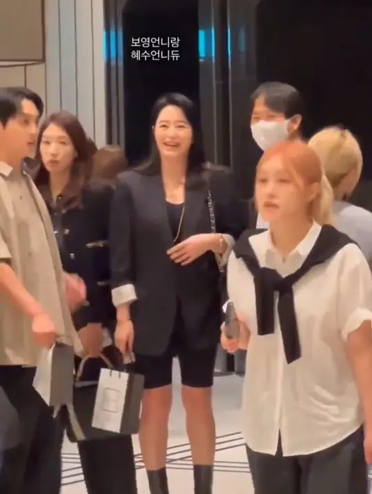 <p>Sepertinya, memang ada sesuatu yang menarik perhatian mereka. Park Shin Hye tampak meminta sang suami untuk menghampiri apa yang mereka lihat di depan sana. (Foto: Twitter/ @moonliebe_)</p>