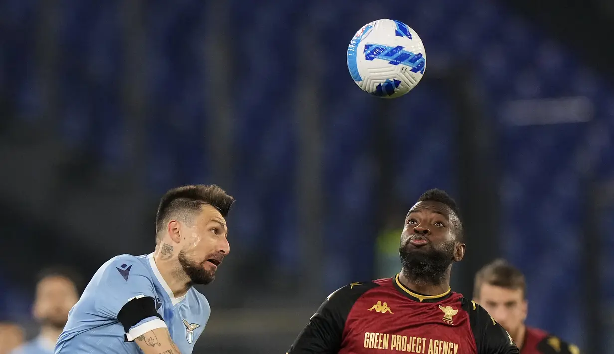 Bek Lazio, Francesco Acerbi berebut bola udara dengan pemain Venezia, Francesco Forte pada pertandingan Liga Serie A Italia di Stadion Olimpiade Roma, di Roma, Italia, Selasa (15/3/2022). Hasil tersebut membawa Lazio naik ke posisi lima klasemen dengan 49 poin. (AP Photo/Andrew Medichini)
