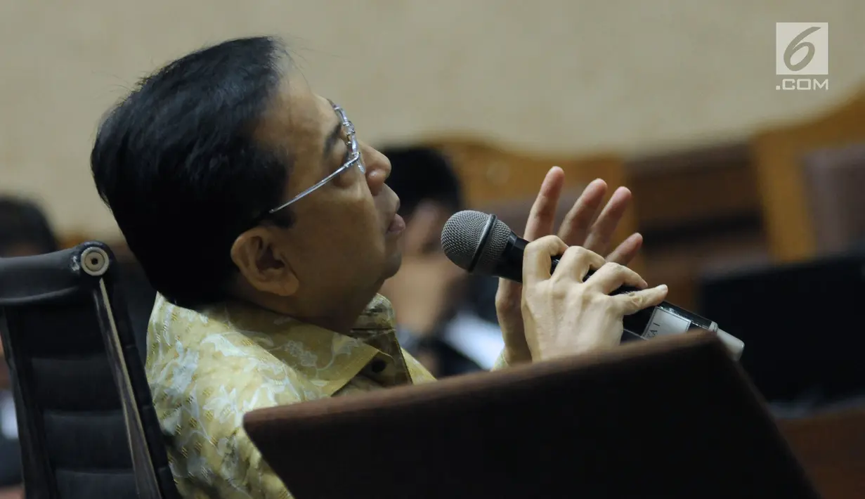 Terdakwa dugaan korupsi proyek e-KTP, Setya Novanto menjawab pertanyaan saat menjadi saksi pada sidang lanjutan di Pengadilan Tipikor, Jakarta, Kamis (22/3). Sidang mendengar kesaksian terdakwa. (Liputan6.com/Helmi Fithriansyah)