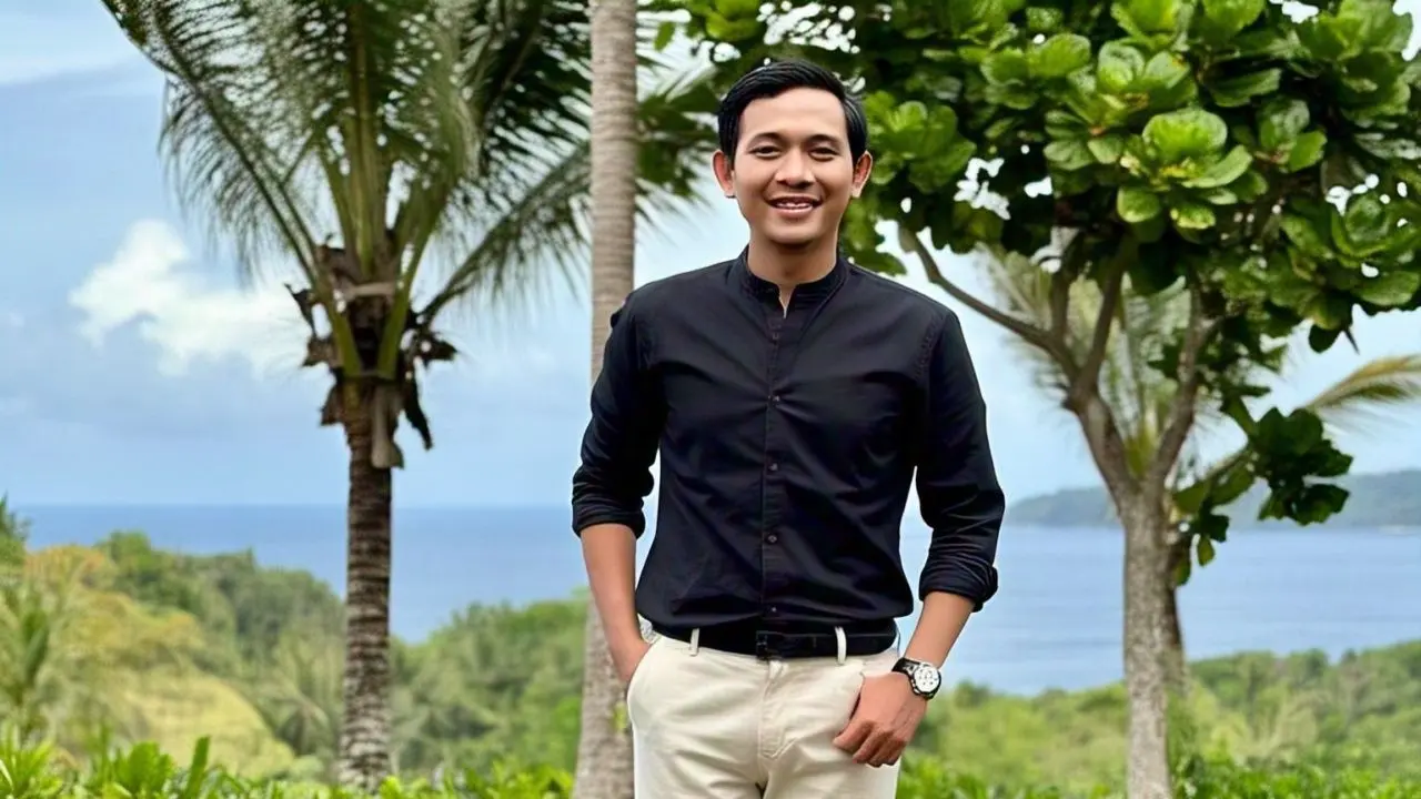 Model pria memakai kemeja hitam/Meta AI