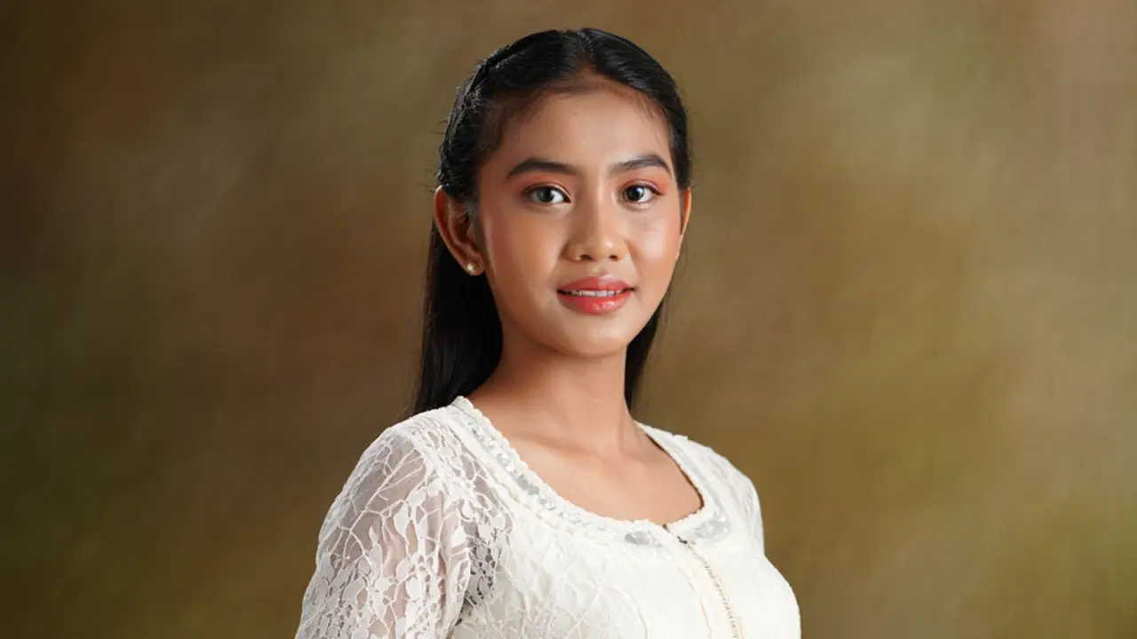 Rok Batik Lilit Kombinasi Brokat Cocok untuk Bridesmaid Adat Modern
