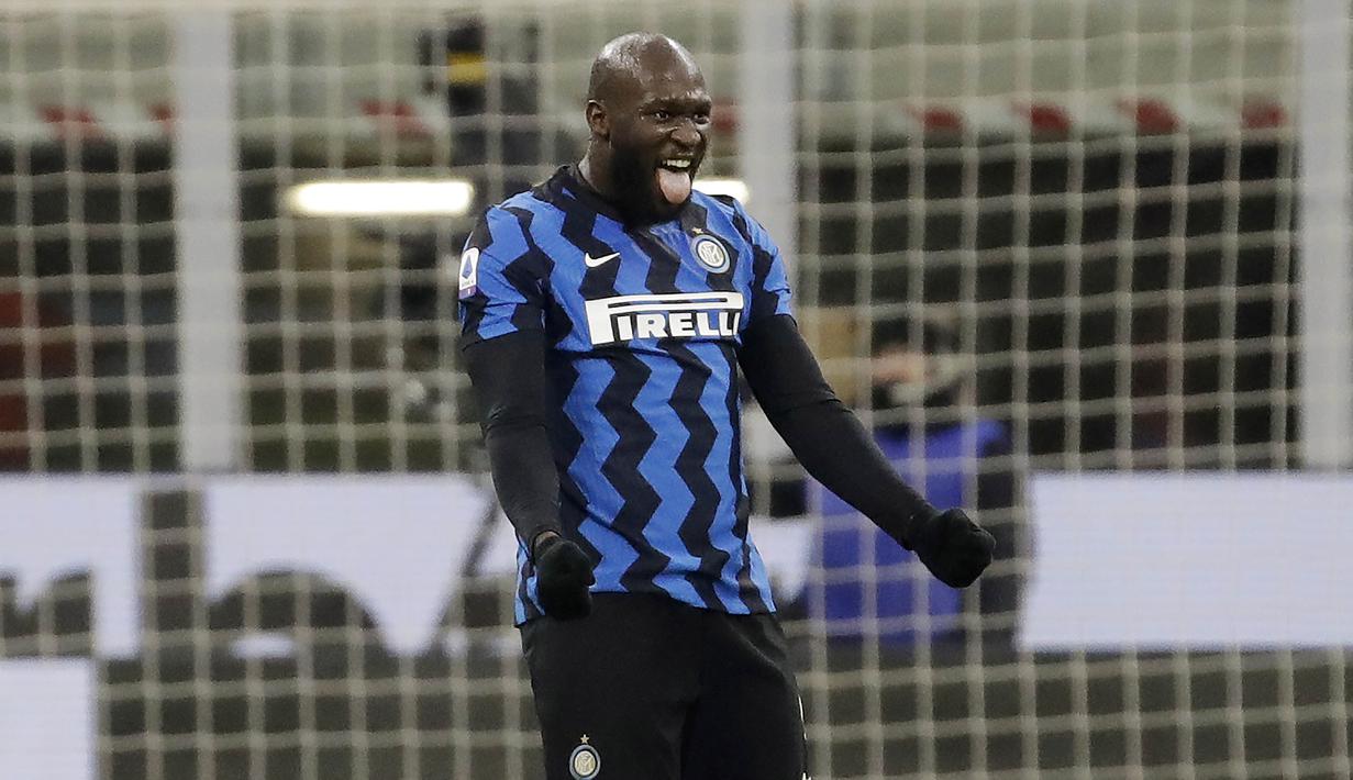 Striker Inter Milan, Romelu Lukaku, melakukan selebrasi usai mencetak gol ke gawang Lazio pada laga Liga Italia di Stadion Giuseppe Meazza, Senin (15/2/2021). Inter Milan menang dengan skor 3-1. (AP/Luca Bruno)