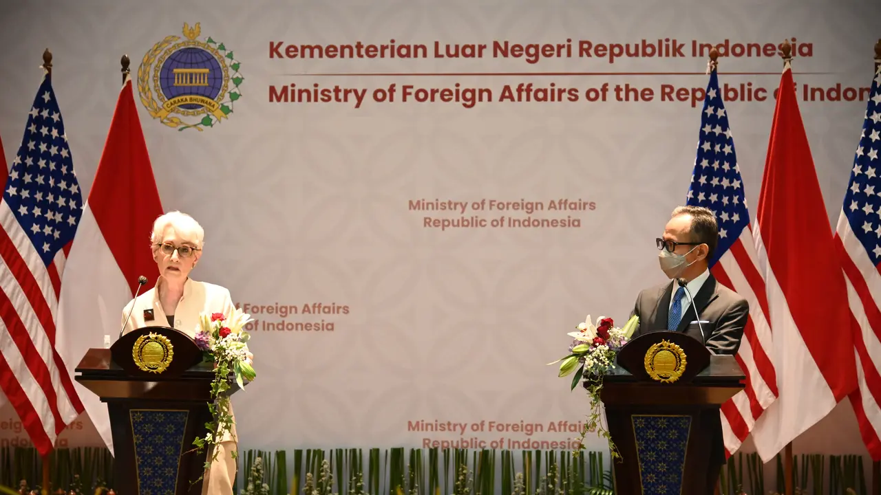 Wamenlu AS Wendy Sherman dan Wamenlu RI Mahendra Siregar.