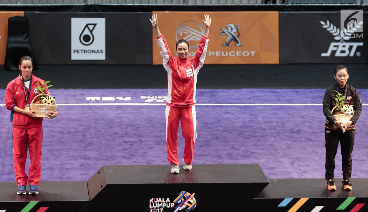 Atlet Timnas Wushu Indonesia Lindswell Kwok berdiri di podium usai menjuarai pertandingan wushu di Kuala Lumpur Convention Centre Hall 5, Kuala Lumpur, Malaysia, Selasa (21/8). Lindswell meraih skor 9,68. (Liputan6.com/Faizal Fanani)