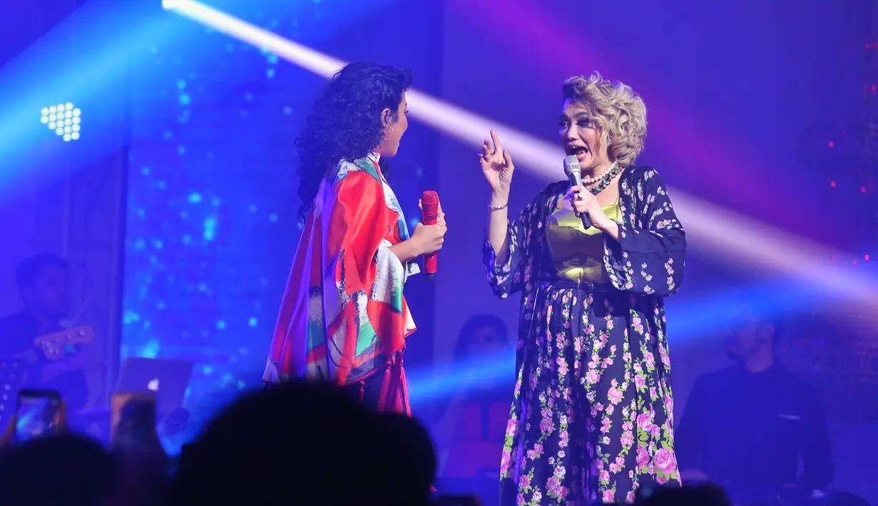 Penonton menjadi riuh menyaksikan kedua penyanyi papan atas tersebut terlihat mesra di atas panggung. Suasana konser 5 Cinta Concert semakin meriah. (Nurwahyunan/Bintang.com)