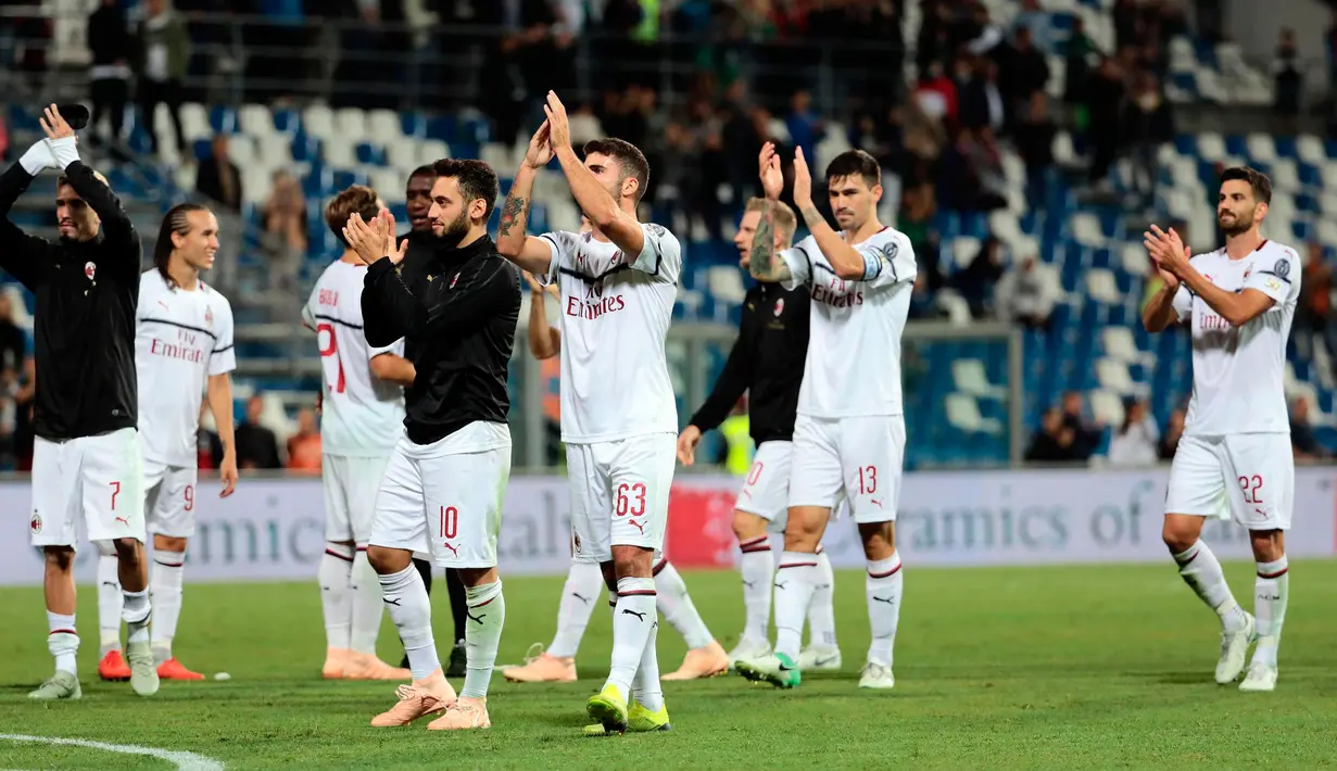 Pemain AC Milan merayakan kemenangan usai pertandingan melawan Sassuolo pada lanjutan Liga Serie A Italia di Stadion Mapei, Reggio Emilia (30/9). AC Milan menang telak 4-1 atas Sassuolo berkat gol Kessie, Suso dan Castillejo.  (AP Photo/Serena Campanini)