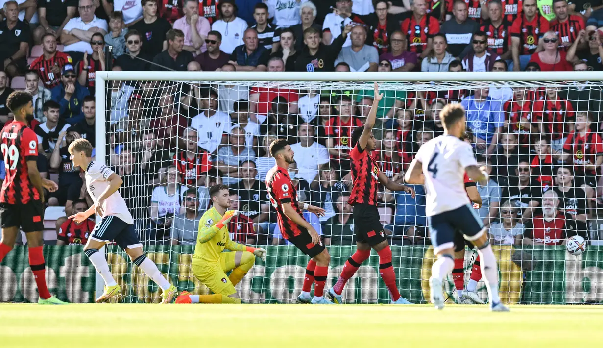Pemain Arsenal Martin Odegaard (kedua kiri) bereaksi setelah mencetak gol ke gawang Bournemouth pada pertandingan sepak bola Liga Premier Inggris di Stadion Vitality, Bournemouth, Inggris, 20 Agustus 2022. Arsenal menang 3-0. (Glyn KIRK/AFP)