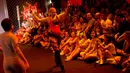 Pekerja seks memamerkan busana koleksi Daspu dalam Festival Wanita Sedunia di Rio de Janeiro, Brasil, Minggu (18/11). Daspu milik sebuah LSM Brasil yang bekerja untuk kesehatan, keselamatan, dan hukum yang lebih baik bagi PSK. (AP Photo/Silvia Izquierdo)