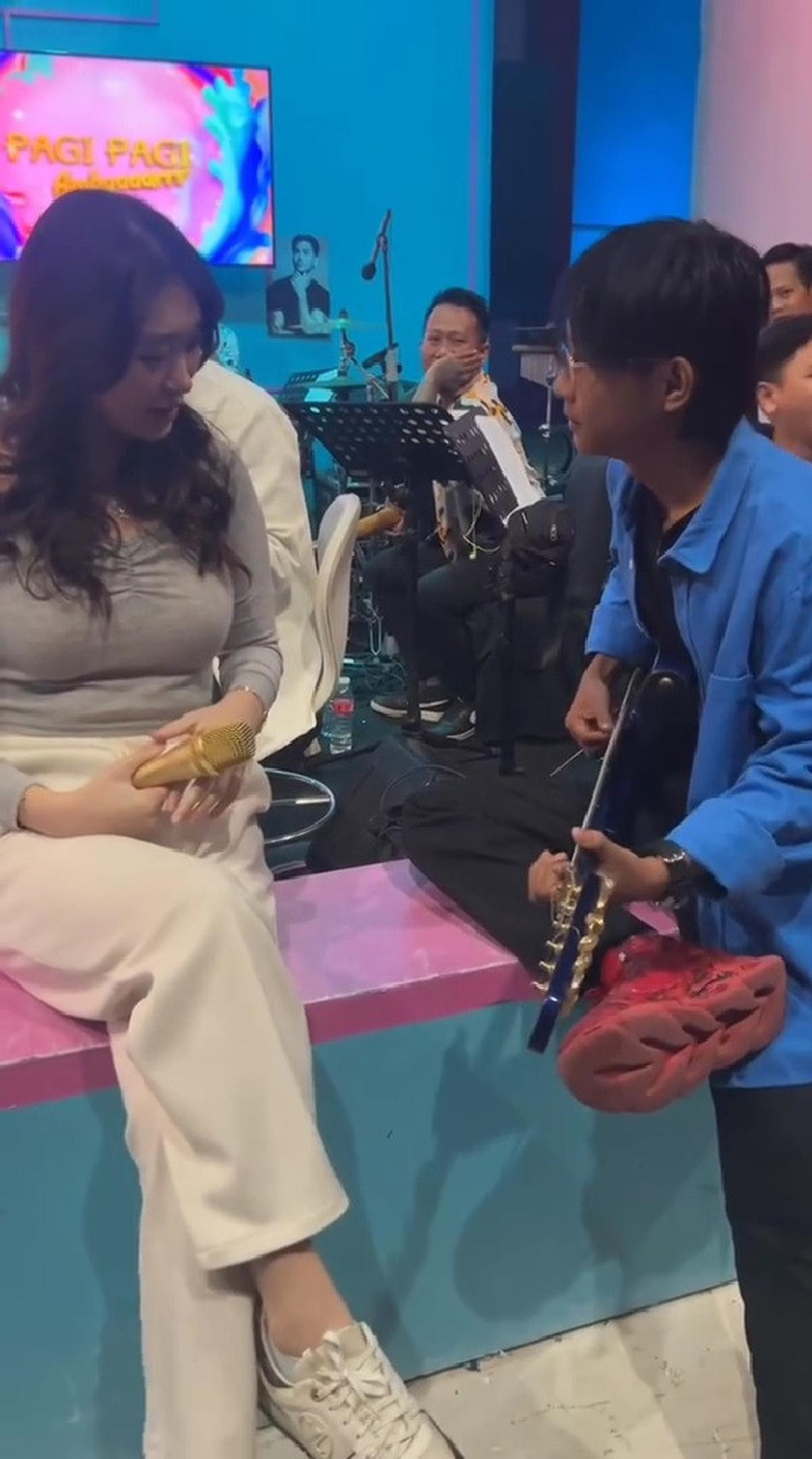 Skill Gitar Fajar Sadboy Bikin Livy Renata Terpesona dan Buat Netizen Kagum