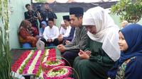 Calon Gubernur (Cagub) Jatim, nomor urut dua, Khofifah Indar Parawansa selalu melakukan tradisi ziarah kubur ke makam orangtuanya di daerah Wonocolo, Kota Surabaya, di tiap hari pencoblosan selama ikut Pilkada Jatim. (Liputan6.com/ Dian Kurniawan)