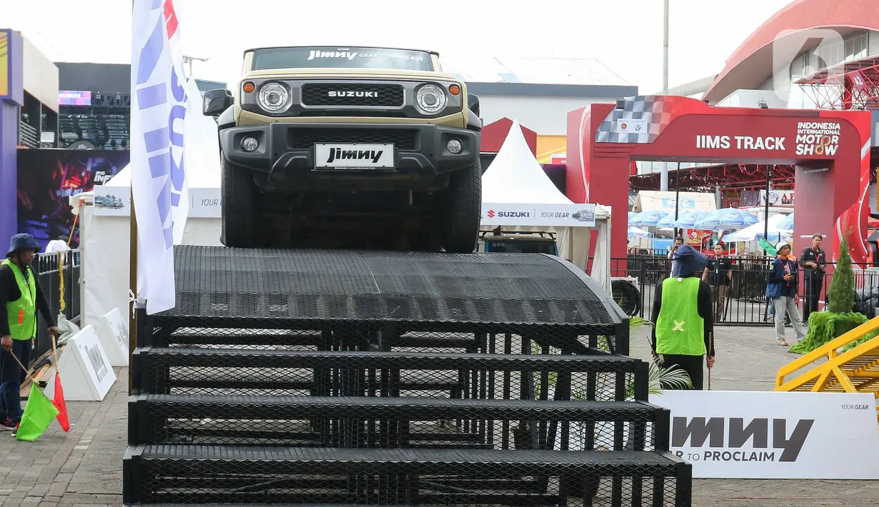 Suzuki menghadirkan pengalaman keseruan offroad di dalam area Indonesia International Motor Show (IIMS) 2025. (Liputan6.com/Herman Zakharia)