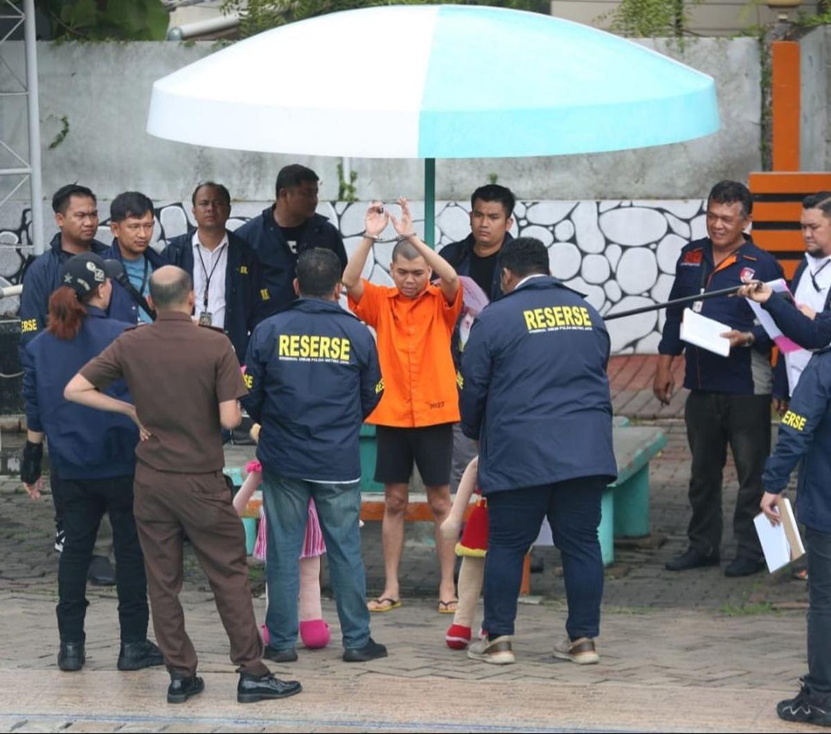 Polda Metro Jaya menggelar rekonstruksi kasus kematian anak artis Tamara Tyasmara, Dante (6)&nbsp;kolam renang Tirtamas, Pondok Kelapa, Jakarta Timur. Foto : Kapanlagi.com / Budy Santoso