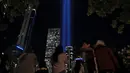 Setiap tahunnya, orang-orang berkumpul di sekitarnya untuk memperingati peristiwa 9/11. Tribute in Light menerangi malam untuk menjadi pengingat akan kehilangan yang mendalam serta kekuatan manusia untuk bangkit kembali dari kegelapan. (Leonardo Munoz/AFP)