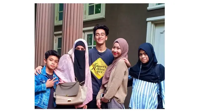 7 Potret Kebersamaan Adiba Khanza dan Sang Ibunda Umi Pipik, Selalu Kompak