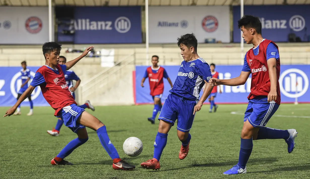 Sejumlah pesepak bola muda mengikuti Allianz Explorer Camp Football Edition Asia 2019 di The Arena Singapura, Jumat (26/7). Allianz Indonesia mengirimkan enam pesepak bola muda berbakat, dua di antaranya adalah perempuan. (Dokumentasi Allianz)
