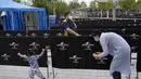 Seorang wanita mengambil foto seorang anak ketika mereka mengunjungi taman hiburan Universal Studios selama uji coba di Beijing (31/8/2021). Perusahaan menetapkan tanggal pembukaan 20 September, menurut pernyataan dan video yang diposting di situs media sosial China WeChat. (AP Photo/Ng Han Guan)