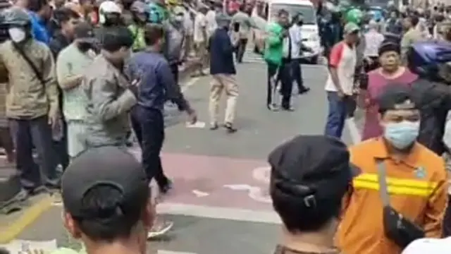 Kecelakaan maut di Bekasi, Truk kontainer menabrak halte