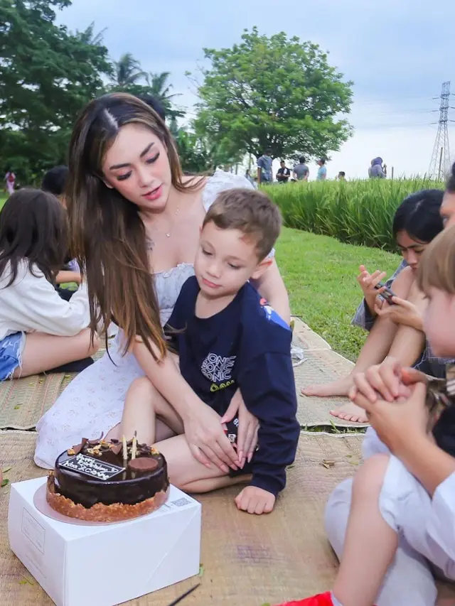 7 Potret Celine Evangelista Rayakan Ulang Tahun Anak, Seru di Pinggir Sawah