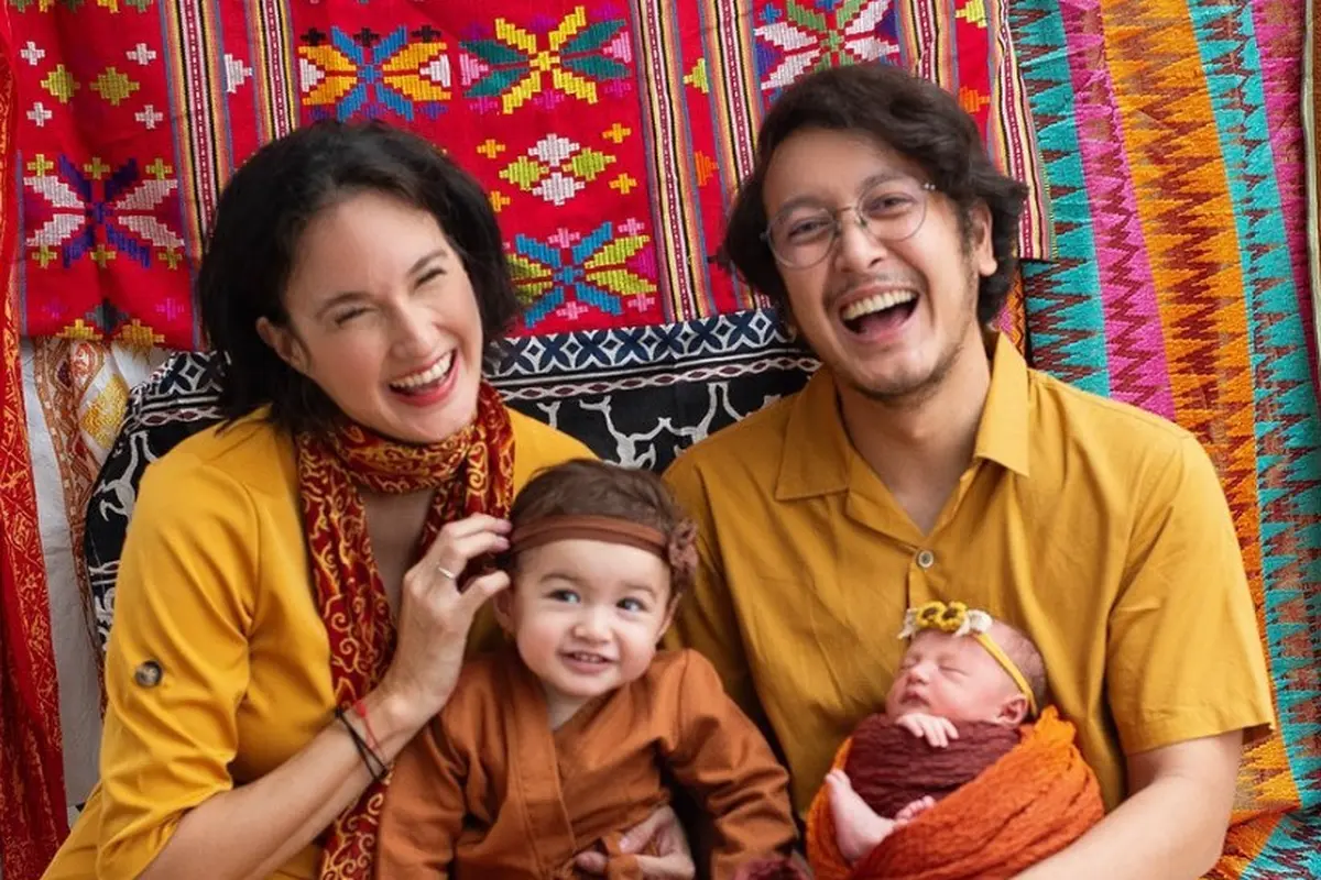 Potret Keluarga Dimas Anggara dan Nadine Chandrawinata (Instagram/@dimsanggara dan Instagram/@nadinelist)