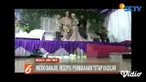 Pasangan di Nganjuk, Jawa Timur, gelar pesta pernikahan di tengah genangan banjir.