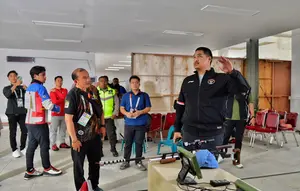 Menteri Pemuda dan Olahraga (Menpora) RI Dito Ariotedjo meninjau beberapa venue PON XXI Aceh-Sumut 2024 di wilayah Aceh, Rabu (18/9/2024) siang, khususnya venue yang mengalami kerusakan akibat cuaca ekstrem yang menimpa Aceh. Menpora pun mengimbau agar ke depannya, penundaan pertandingan bisa dilakukan demi memastikan aspek keselamatan tetap jadi prioritas utama di tengah cauca ekstrem yang melanda. (Dok. Kemenpora)