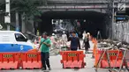 Pejalan kaki melewati underpass Sudirman yang ditutup bagi kendaraan di Jalan Kendal, Jakarta, Selasa (5/3). Underpass tersebut ditutup untuk dijadikan pedestrian penunjang Transit Oriented Development (TOD) Dukuh Atas. (Liputan6.com/Immanuel Antonius)