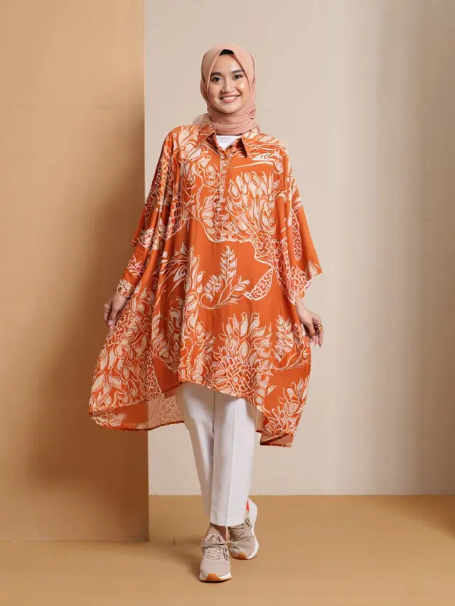 Model Tunik Batik Belah Samping yang Lagi Tren di 2025/Ilustrasi AI
