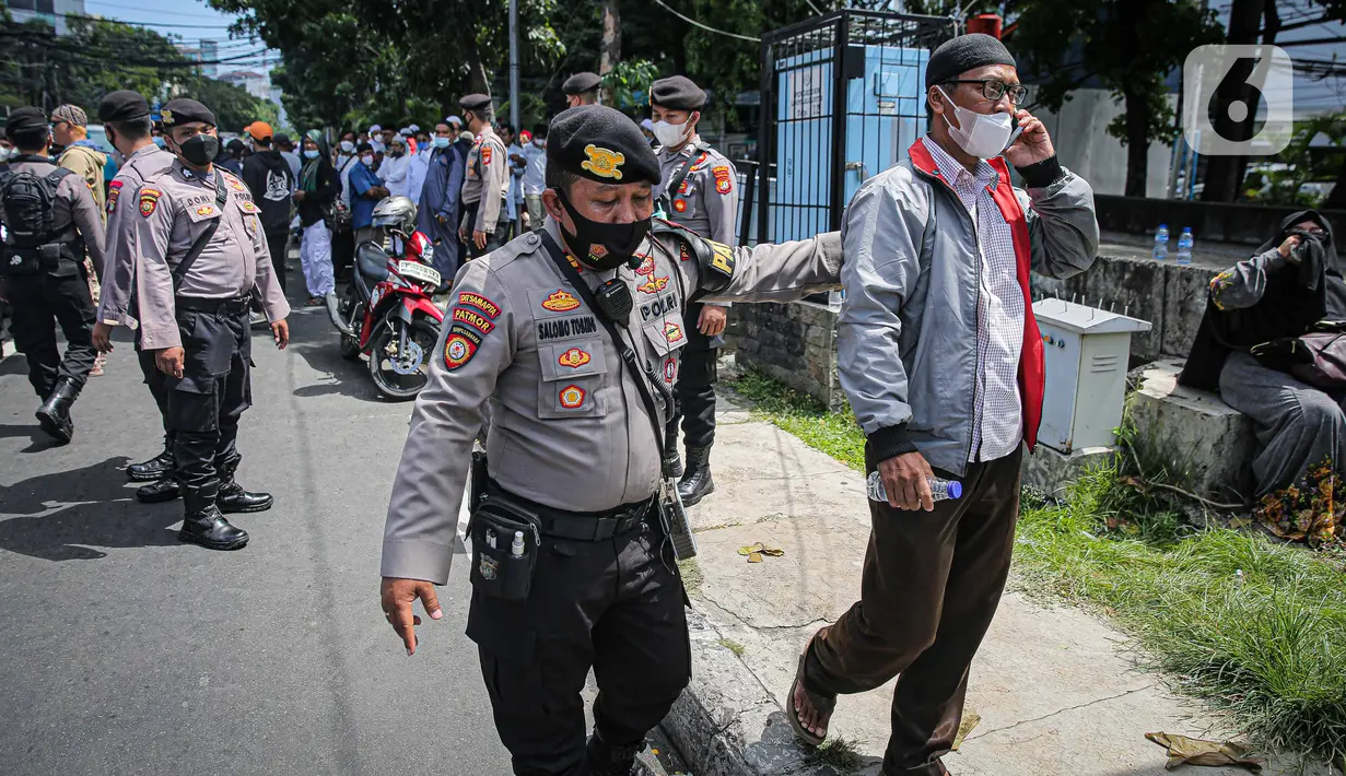 Aparat kepolisian meminta peserta aksi Reuni 212 membubarkan diri di Jalan Abdul Muis, Jakarta, Kamis (2/12/2021). Tindakan ini diambil demi menghindari terjadinya kerumunan massa. (Liputan6.com/Faizal Fanani)