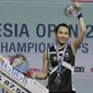 Pebulutangkis Taiwan, Tai Tzu Ying, melakukan selebrasi usai mengalahkan wakil Cina, Chen Yufei, pada final Indonesia Open 2018 di Istora Senayan, Jakarta, (8/6/2018). Tai Tzu Ying menang 21-23 21-15 21-9. (Bola.com/M Iqbal Ichsan)