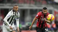 Penyerang AC Milan, Junior Messias (kanan) berebut bola dengan pemain Udinese, Rodrigo Becao pada pertandingan lanjutan Liga Serie A Italia di stadion San Siro di Milan, Italia, Sabtu (26/2/2022). Dengan hasil ini, AC Milan masih berada di puncak klasemen dengan 57  poin. (AP Photo/Luca Bruno)