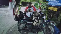 Mbah Sumardi (65) berpose dengan sepeda motornya saat beristirahat di SPBU Merlung, Jalan Lintas Timur, Jambi, Sabtu (26/9/2020). (Liputan6.com/Gresi Plasmanto)