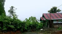 Bencana longsor terjadi di Desa Papualangi Kecamatan Tolinggula menyebabkan Desa Cempaka Putih yang merupakan desa paling ujung di Wilayah barat Gorontalo Utara terisolir. (Liputan6.com/ Dok Kades Cempaka Putih)