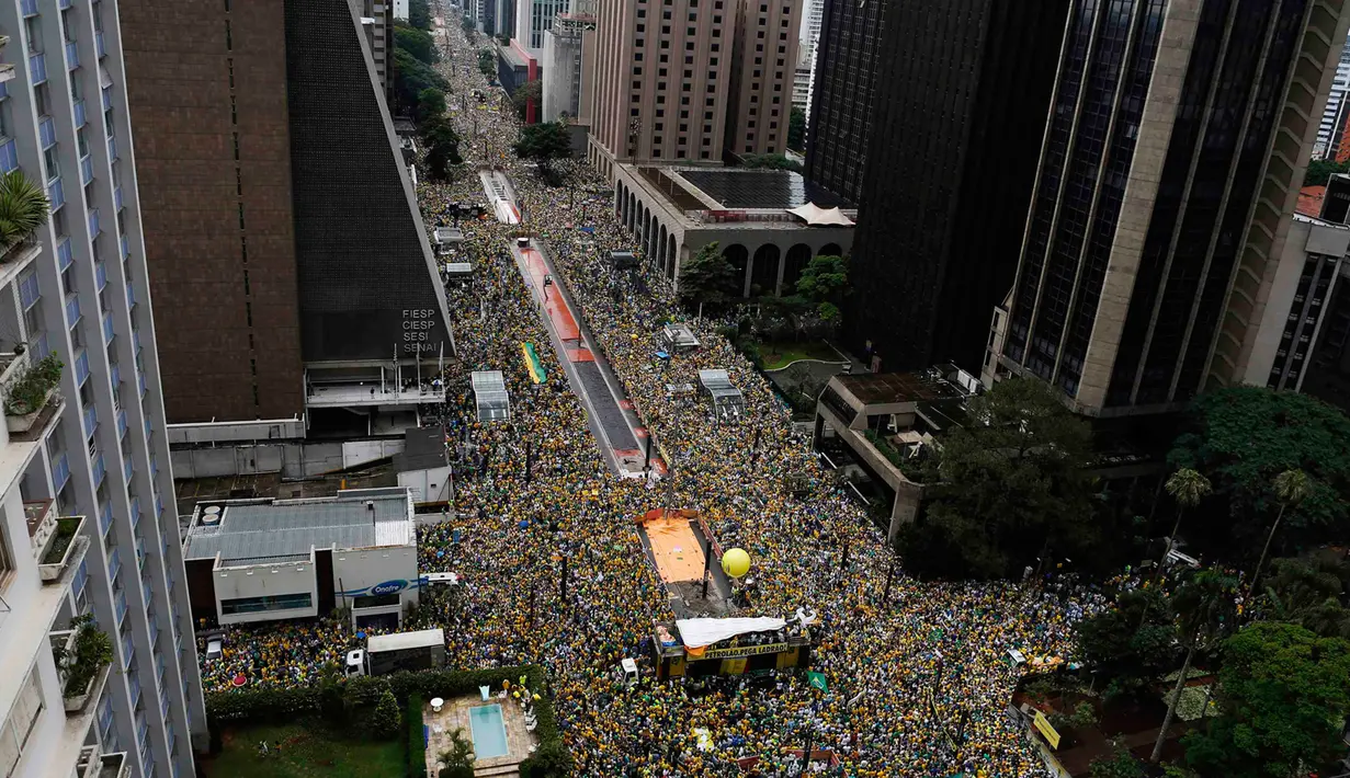 Demonstran berkumpul di Jalan Paulista memprotes Presiden Brasil Dilma Rousseff, Sao Paulo, Brazil (15/32015).  Satu juta demonstran memenuhi ruas jalan di kota-kota Brazil untuk memprotes ekonomi lesu, kenaikan harga dan korupsi. (Reuters/Nacho Doce)